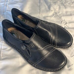 Women’s Earth Origins Black Leather Slip-On Shoes. 7 wide